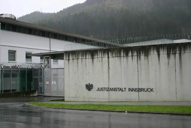 Der Beschuldigte 47-jährige Lehrer sitzt nach wie vor in der JVA Innsbruck in U-Haft.  | Foto: Archiv