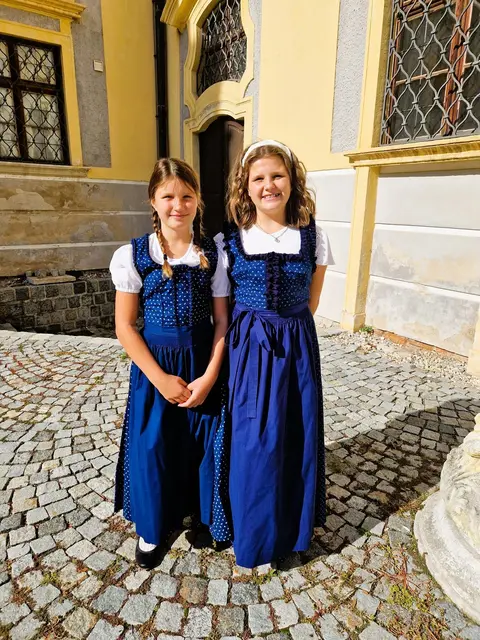 Auch die Jugend war beim Erntedankfest mit dabei. Im Bild: Adele und Vanessa. | Foto: R.L.