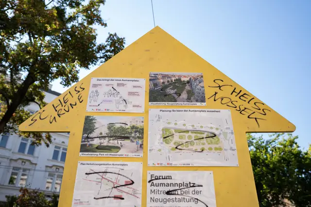 Die Beschmierungen am Informationsstand sind gegen die Bezirksvorsteherin gerichtet.  | Foto: Sade Jerabek/MeinBezirk
