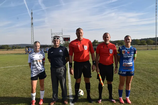 Spielpatronanz: Anna Reithofer (Kapitänin Sigleß), Michael Strini, Schiedsrichter Daniel Steigl, Assistent Alem Sudic, Leonie Pinter (Kapitänin Südburgenland 1c) | Foto: MeinBezirk/Michael Strini