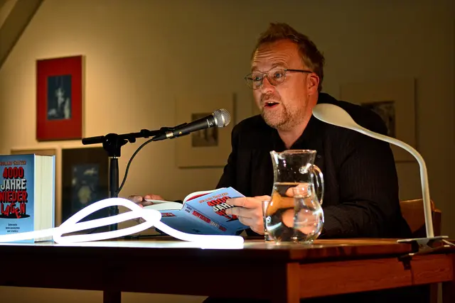 Der bekannte FM4-Moderator Roland Gratzer ist auch Autor und präsentierte sein literarisches Werk zu ganz besonderen Geschichten aus Österreichs Historie.  | Foto: Chri Strassegger