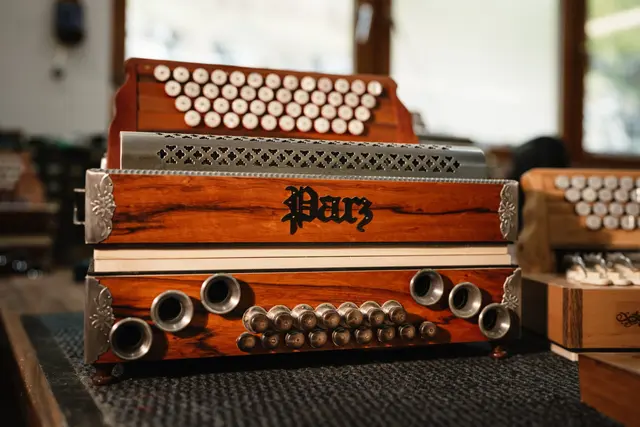Es gibt Harmonikas mit verschiedenen Holzarten. | Foto: Bernd Grosseck