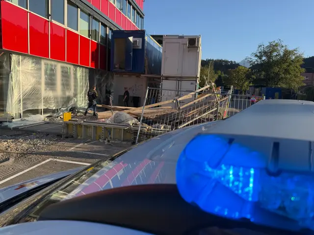 In der Anton-Melzer-Straße in Innsbruck stürzte ein 2,8 Meter hohes Baugerüst ein. | Foto: Rotes Kreuz Innsbruck