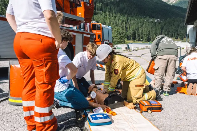 Gemeinsam wurde unter anderem auch die Wiederbelebung geübt. | Foto: Pernsteiner