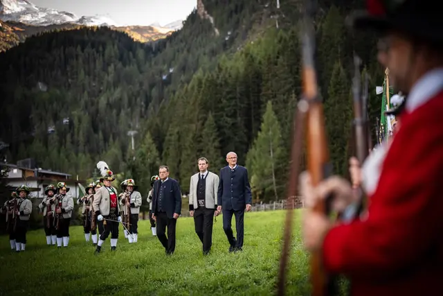 Bgm. Vinzenz Eller, Bgm. Simon Grubauer und LH Anton Mattle beim Abschreiten der Front.  | Foto: Land Tirol