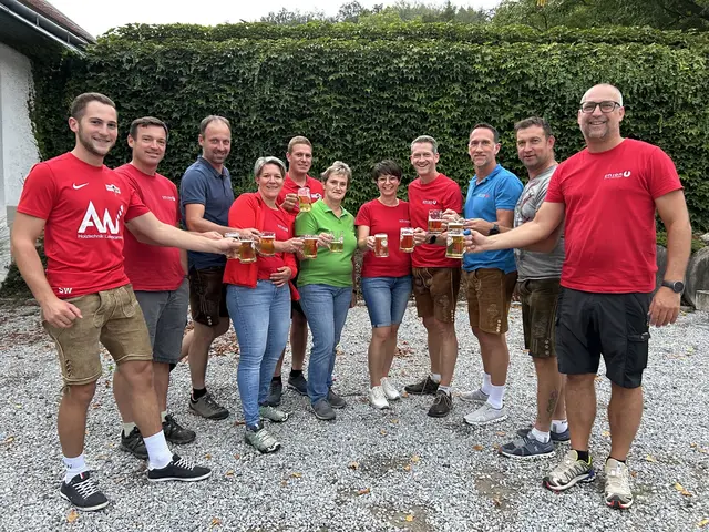 Ein Prosit auf den gelungenen Wandertag in Randegg: Sebastian Wagner, Christian Ensmann, Reinhard Bachler, Regina Buchegger, Patrick Grabner, Margarethe Hofmann, Victoria Ensmann, Gerhard Heigl, Erich Harreiter, Reinhard Loibl und Gerald Buchegger | Foto: Sportunion Randegg