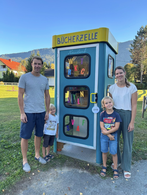 Die Büchertauschzelle wurde zum Familienprojekt. | Foto: Madeline Knoll
