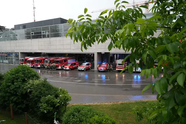 Zahlreiche Einsatzfahrzeuge der Berufsfeuerwehr Innsbruck und der Freiwilligen Feuerwehren werden bei der Großübung in den Stadtteilen Amras, Pradl, Reichenau und Rossau im Einsatz stehen.
  | Foto: © BFI/M.Verdross	 