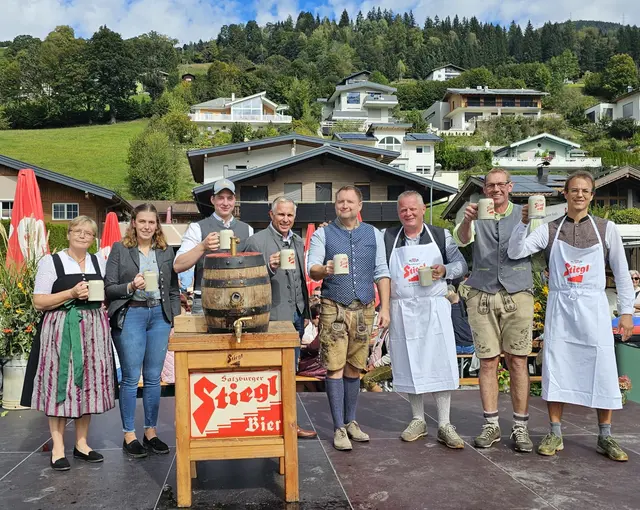 Von links: Maria Wallner - Ortsbäuerin, Lisa Wallner &amp; Simon Altenberger – beide Landjugend Uttendorf, Bürgermeister Hannes Lerchbaumer, Rene 
Kollmann – Stiegl Brauerei, Vize-Bgm. Günther Lerch, Siegfried Eberharter – Obmann Reitergruppe Uttendorf, Oliver Altenberger – Obmann TVB 
Uttendorf/Weißsee | Foto: TVB Uttendorf/Weißsee
