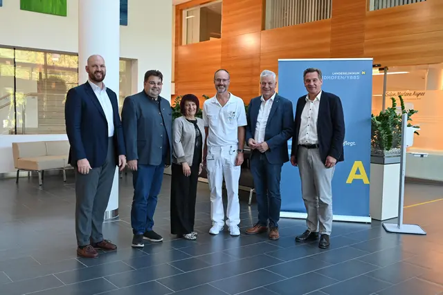 Vizebürgermeister Armin Bahr, Landtagsabgeordneter Vizebürgermeister 
Mario Wührer; Pflegedirektorin Doris Fahrnberger-Schober, Paul Wolkerstorfer 
(Oberarzt Innere Medizin), Landesrat Anton Kasser und Bürgermeister Werner 
Krammer (v.l.) | Foto: Stadt Waidhofen
