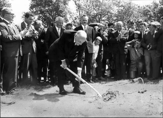 Am 3. Juli 1964 erfolgte der Spatenstich für die ersten Gebäude der Johanes Kepler Universität (heutiges „Keplergebäude“, Mensa, Juridicum) durch den damaligen Bundespräsidenten Adolf Schärf (SPÖ) | Foto: OÖLA