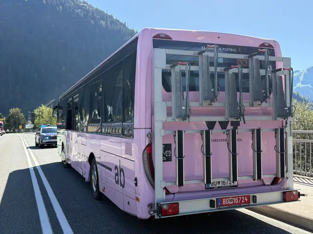 Der Bus wurde bei dem Unfall auf der Fahrerseite stark beschädigt. | Foto: ZOOM.TIROL