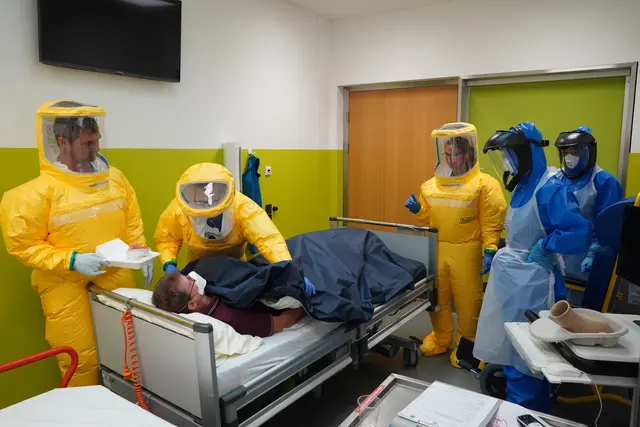 An der Innsbrucker Klinik wurde der Umgang mit einem simulierten Fall einer hochansteckenden Infektion geprobt. | Foto: tirol kliniken/Schwamberger