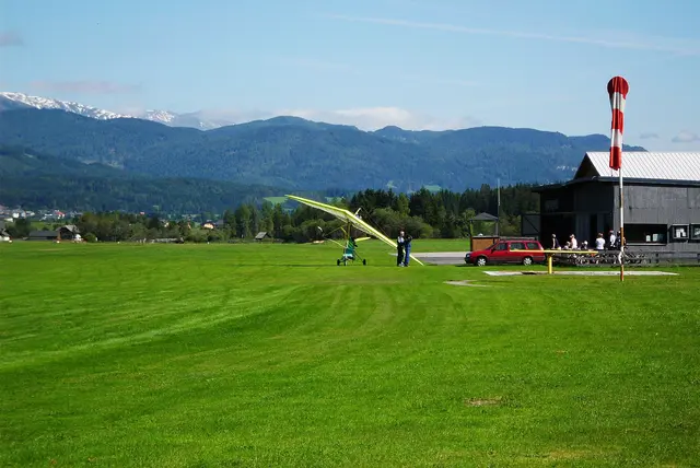 Der Flugplatz Mauterndorf mit Hangar und Hilfsmotor-Gleiter in Richtung Osten gesehen SYMBOLBILD | Foto: Josef Lankmayer 
