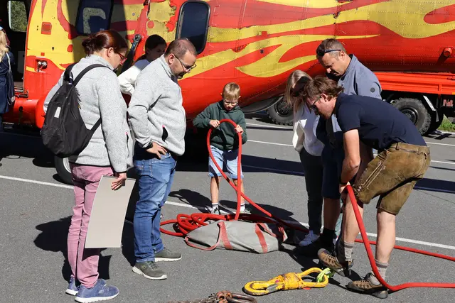 Die Gerätschaften der Luftfahrt: In interessanten Gesprächen erklärten die Techniker die Gerätschaften, die bei Hubschraubereinsätzen verwendet werden. | Foto: Agnes Etzer