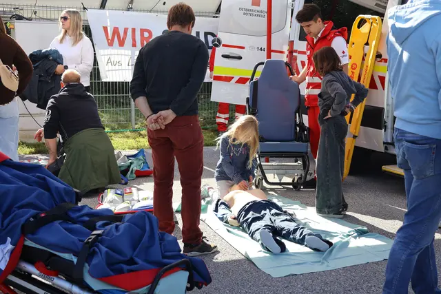 Am Infostand vom Roten Kreuz: Hier konnte man auch einiges ausprobieren. | Foto: Agnes Etzer