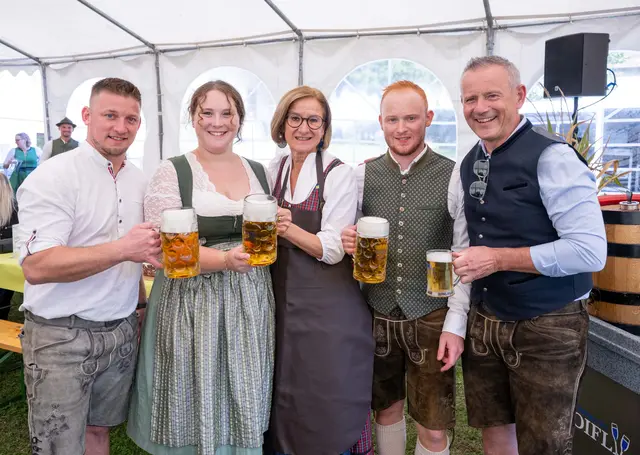 Obmann Tobias Perger, Sandra Frank, Landeshauptfrau Johanna Mikl-Leitner, David Janisch und Bürgermeister Martin Leonhardsberger (v.l.n.r.) stießen auf das gelungene Nachbarschaftsfest an. | Foto: Franz Gleiß
