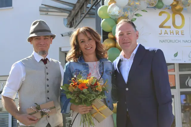 Christoph Stüttler, Nina Pucher und Geschäftsführer Josef Schantl feierten das 20-jährige Bestehen von Natural Products &amp; Drugs GmbH mit der Eröffnung des neues Standorts in Spittal. | Foto: meinbezirk.at/Jonas Oswald