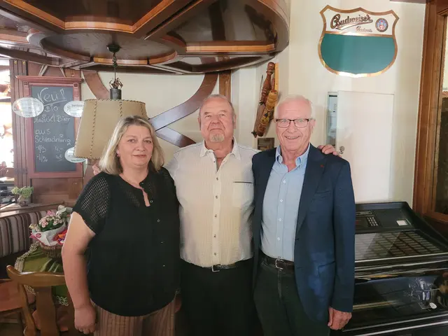 Bürgermeisterin Birgit Haberzett, Jubilar Werner Stoitzner und Vizebürgermeister Franz Hofbauer. | Foto: Marktgemeinde Gutenbrunn