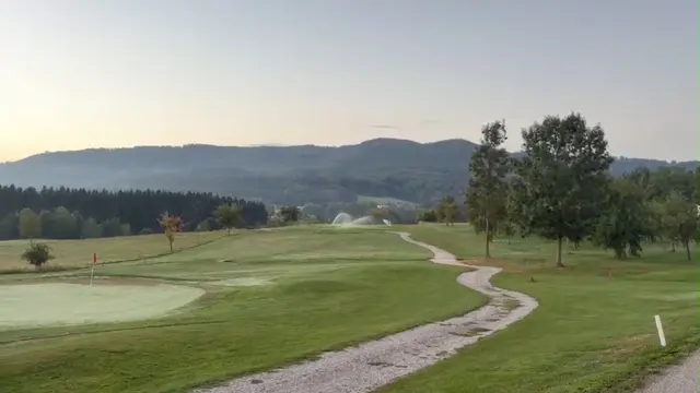 Anrainer kritisieren die Bewässerung des Golfplatzes, während ihre eigenen Hausbrunnen trocken waren. Ob ein Zusammenhang besteht, soll nun die Bezirkshauptmannschaft prüfen. | Foto: Silmbroth