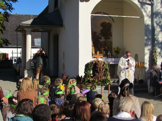Vor dem Altar wurde die prächtig geschmückte Erntedankkrone von den Vertretern des Bauernbundes aufgestellt und anschließend im Rahmen der Messe gesegnet.