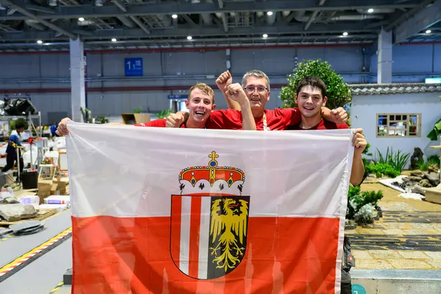 V.l.: Simon Weiß, Experte Wolfgang Eder und Marcel Ortner. | Foto: SkillsAustria