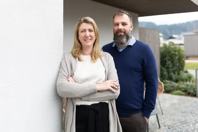 Gastgeber Katharina und Michael Schiefer freuen sich über die Auszeichnung.  | Foto: Hotel & Wirtshaus Neuwirt