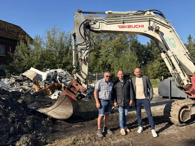 Lokalaugenschein vor Ort: Am Schardenberger Turmareal wird endlich aufgeräumt, von rechts Schardenbergs Bürgermeister Stefan Krennbauer,
Turmliegenschaftsbesitzer Hans Wimmer und Baggerunternehmer Matthias Grünberger. | Foto: Franz Gruber