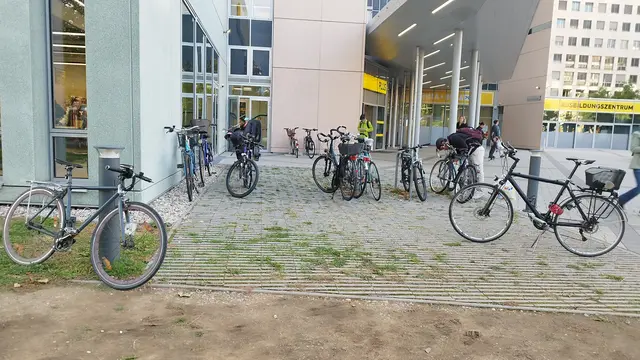 Bei den Radbügeln herrscht bei einem abendlichen Lokalaugenschein Chaos.  | Foto: z.V.g.
