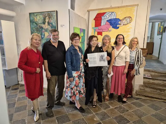 Tolle Ausstellung im Mocomag-Museum in Persenbeug: Rose Hong (Global Humanity Foundation) mit Willi Haslauer, Christine Tippelreiter, Bella Yanbo Huang, Monika Schoberberger, Sarah Kollnig und Tanja Playner
 | Foto: Schriftug 3250