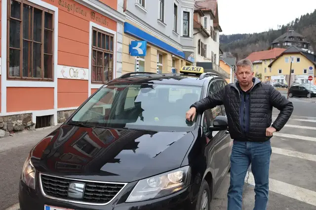 Taxifahrer Arno Ebner hofft auf eine Entlastung: "Noch schlucken wir die Spritpreise."  | Foto: meinbezirk.at/Alen Grabic
