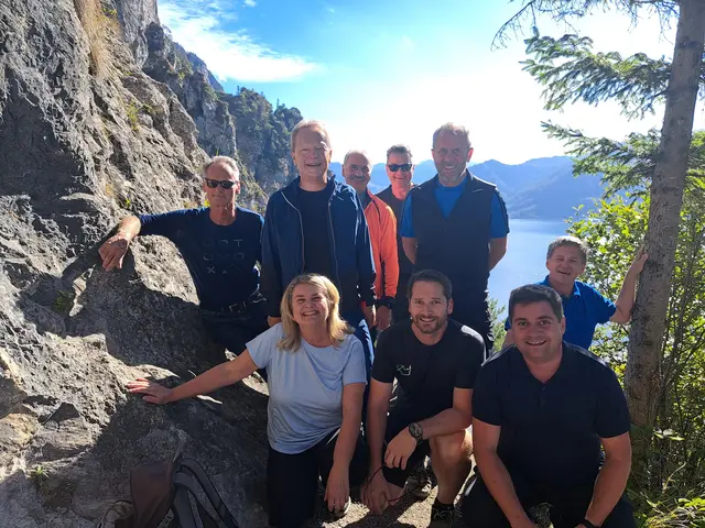 Auf Einladung von Bezirkshauptmann Alois Lanz (hinten li.) trafen sich einige Salzkammergut-Bürgermeister und eine Bürgermeisterin zum Wandern. | Foto: Mirlacher