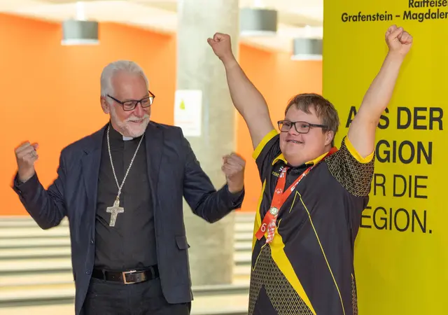 Bischof Josef Marketz und ein Teilnehmer bei der Siegerehrung des Special Olympics Bowlingturnieres des DSG BSV Grafenstein. | Foto: LPD Kärnten/Jannach