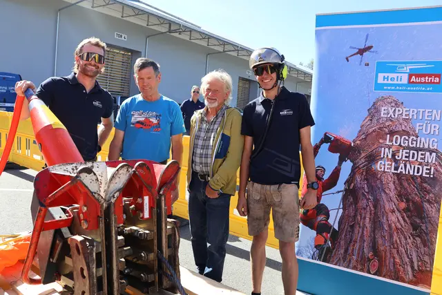 Heli bei Holzeinsätzen in der Luft: Helikopter sind auch im Arbeitseinsatz. Beim sogenannten Logging wird Holz in der Luft transportiert.
Im Bild außen: Flughelfer Josef Zellner und Christian Pfeifer. Sie brachten den Besuchern ihre spannende Arbeit in der Luft näher. | Foto: Agnes Etzer