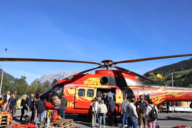 Die Möglichkeiten die Helikopter aus nächster Nähe anschauen zu können, stieß auf großes Interesse. | Foto: Agnes Etzer