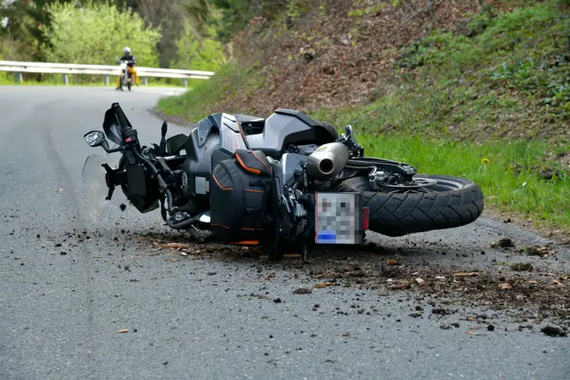 In einer unübersichtlichen Kurve bei Straßenkilometer 17 geriet das Motorrad laut Polizei „aus unbekannter Ursache auf die Gegenfahrbahn“ und prallte gegen den entgegenkommenden Pkw. | Foto: Zoom Tirol (Symbolbild)