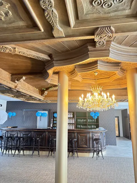 Die Holzdecke und auch die Tierkreiszeichenbar des alten Berwanger Hofs wurden in der neuen Lobby wieder eingebaut. | Foto: MeinBezirk/Günther Reichel