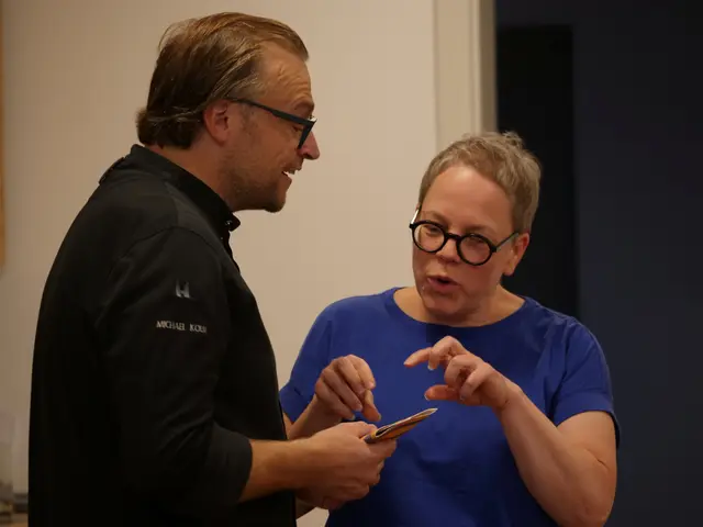Haubenkoch Michael Kolm und Kochbuchautorin Katharina Seiser debattieren übers Kochen. | Foto: Vier Pfoten