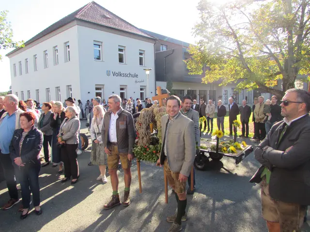 Feierlicher Auftakt zum Erntedankfest: Die Erntedankkrone wurde unter musikalischer Begleitung des Musikvereins Heimschuh vom Ortszentrum auf den Schutzengelberg begleitet.