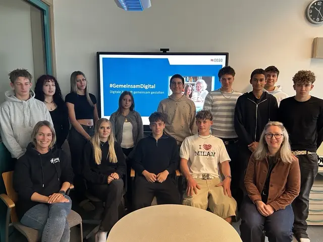 Vorne: Daniela Weinholtz (Qualitätszeit), Carina Tichy, Kilian Lichtenwallner, Noah Siedl, Luise Steinkellner (Qualitätszeit); hinten: Raphael Weissheimer, Emma Scharitzer, Bärbel Winkler, Victoria Loimayer, Michael Sulzbacher, Constantin Traxler, Jan Ortner, Julian Scheidl, Elias Strasser. | Foto: HAK Zwettl