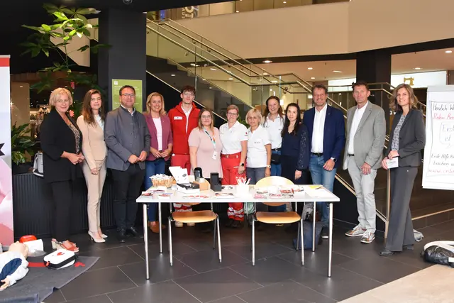 Gemeinderätin Claudia Weinbrenner, CCA Center Managerin Katharina Gfrerer, Bürgermeister Christian Haberhauer, Gesundheitsstadträtin Beate

Hochstrasser, Gesundheitsgemeinderätin Silvia Übelbacher, stv. CCA Center Managerin Sylvia Putschögl, Vizebürgermeister Gerhard Riegler, Stadtrat Helfried Blutsch und Moderatorin Claudia Weyrer mit dem Team des Roten Kreuzes.
 | Foto: Stadt Amstetten