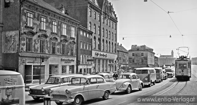 Alle Häuser hatten abgetragen werden sollen. Eine Inititiative setzte sich jedoch erfolgreich für den Erhalt des ehemaligen Café Landgraf ein. | Foto: Lentia-Verlag