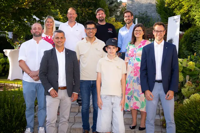 Michael Rappensperer (Weingut Müller), Martin Groiss (Vorstandsdirektor Sparkasse Herzogenburg-Neulengbach), Verena und Leopol Figl (Weingut Leopold Figl), Stefan Stich mit Sohn (Traubengenuss Familie Stich), Siegfried Resch (Weingut Siegfried Resch), Viktoria Preiß (Weinkultur Preiß), Mag. Thomas Fröhlich (Vorstandsdirektor Sparkasse Herzogenburg-Neulengbach | Foto: Marius Höfinger