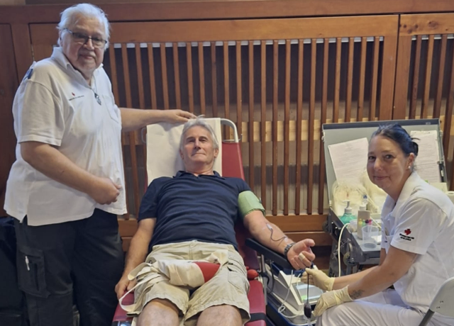 Paul Schachinger hat in Gars am Kamp seine 100. Blutspende geleistet. | Foto: Rotes Kreuz Horn
