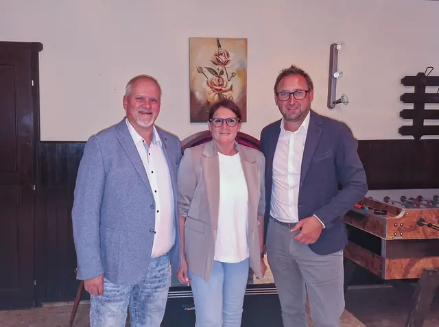 Sandra Kirisits soll das Bürgermeisteramt zurückerobern. SPÖ-Landesgeschäftsführer Friedrich Radlspäck (links) und SPÖ-Bezirksvorsitzender LAbg. Jürgen Dolesch wünschten viel Erfolg. | Foto: SPÖ