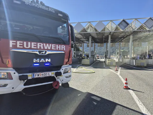 Wohnmobil stand in Flammen: Familie entkam unversehrt auf der A13.  | Foto: Rotes Kreuz IBK Land