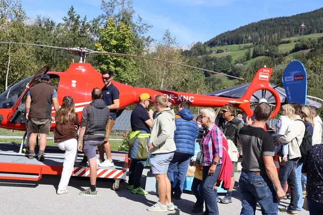 Dieses kleinere Hubschraubermodell der Flugschule stieß auf neugrige Augen der Besucher.  | Foto: Agnes Etzer