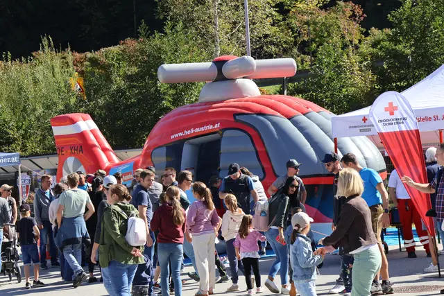 Der Heli Day bot mit den einzelnen Ständen der Einsatzkräfte ein Familienerlebnis. Schauen, Ausprobieren, Spiel und Spaß standen am Programm. Viele Besucher nutzten den Tag für ein Flugerlebnis und gingen mit einem Heli in die Luft. | Foto: Agnes Etzer