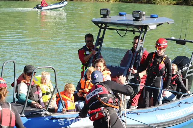 Die Wasserrettung ging für die Besucher ins Wasser. Bei den Wasserfahrten der Wasserrettung Bischofshofen mit Unterstützung der Wasserrettung St. Johann wurden die Rettungswesten am laufenden Band gewechselt. Die Bootsfahrten und das Wassershuttle von einem Ufer zum anderen waren heiß begehrt.  | Foto: Agnes Etzer