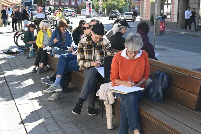 Die Urban Sketchers sind jeden Monat auf verschiedenen Innsbrucker Plätzen unterwegs, um die Schönheiten, Eigenheiten und Besonderheiten der Stadt auf Papier festzuhalten.  | Foto: Königer